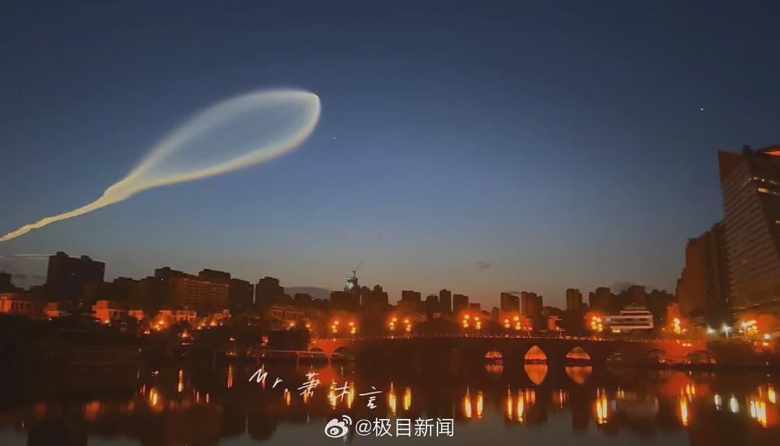 西安上空再现不明飞行物，目击者称拖尾像蝌蚪（组图） - 1