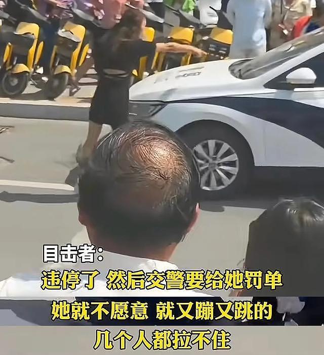 山东一网红因违停被罚跳上警车吼叫闹事！目击者：又蹦又跳，几个人都拉不住（视频/组图） - 1
