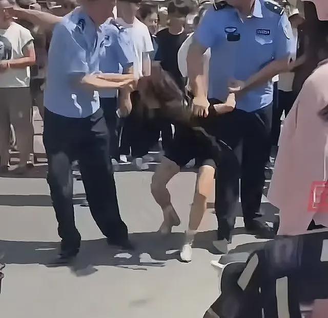 山东一网红因违停被罚跳上警车吼叫闹事！目击者：又蹦又跳，几个人都拉不住（视频/组图） - 5