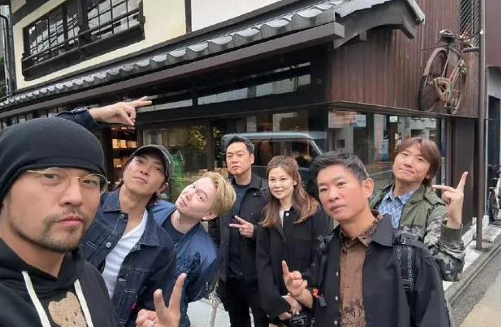 全网偶遇！周杰伦日本旅游遭粉丝“围堵”，又黑又瘦变化超大（组图） - 5