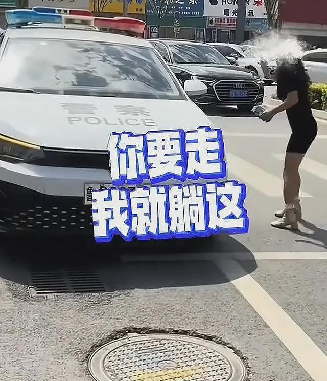 山东一网红因违停被罚跳上警车吼叫闹事！目击者：又蹦又跳，几个人都拉不住（视频/组图） - 3