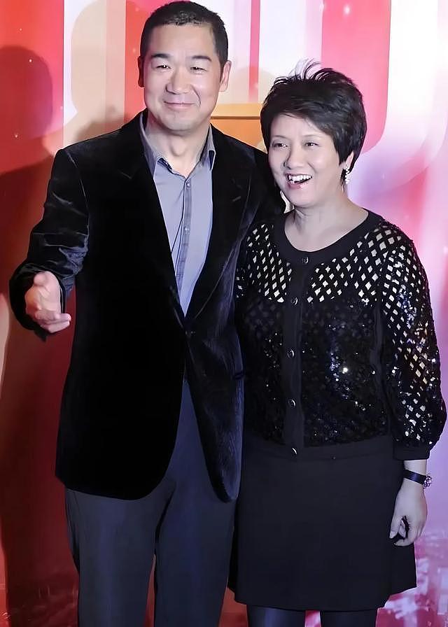 张国立和家人现身澳大利亚,67岁邓婕打扮像贵妇,夫妻俩状态超好(组图) - 1