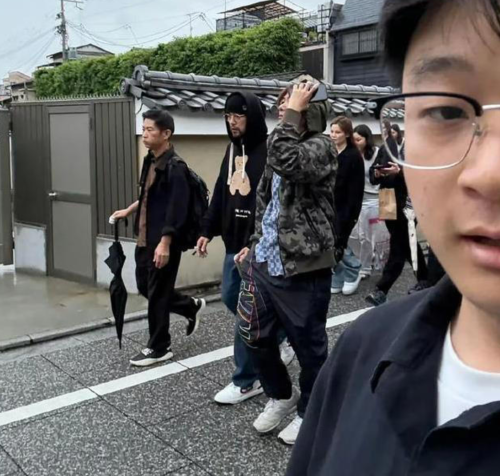 全网偶遇！周杰伦日本旅游遭粉丝“围堵”，又黑又瘦变化超大（组图） - 2