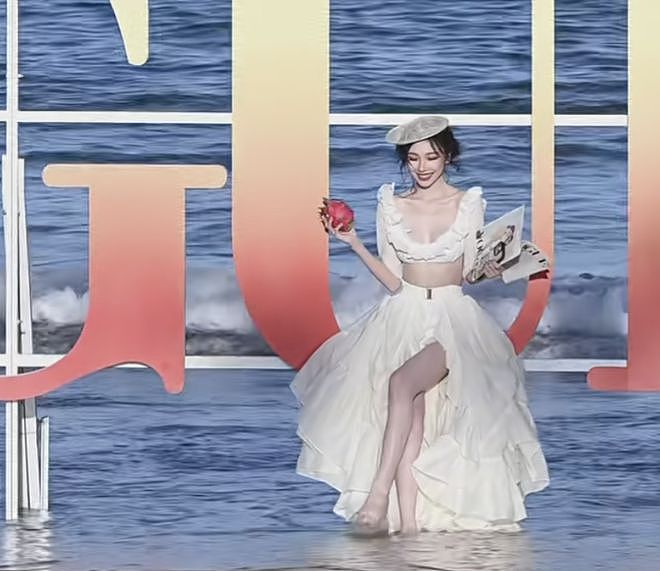 VOGUE沙滩红毯：佟丽娅裙摆湿了，钟楚曦泳装上阵，易梦玲抢镜（组图） - 13