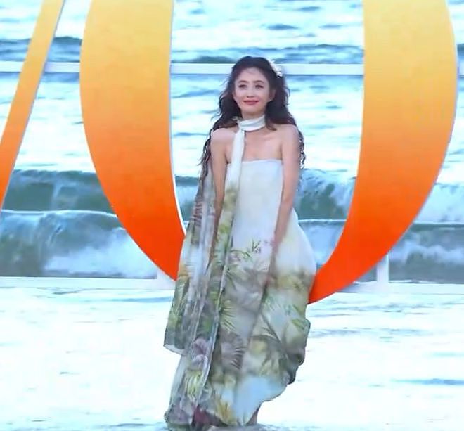 VOGUE沙滩红毯：佟丽娅裙摆湿了，钟楚曦泳装上阵，易梦玲抢镜（组图） - 15
