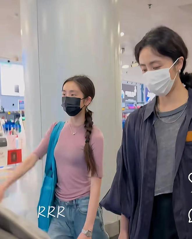 19岁黄多多留学归来,穿紧身衣又美又瘦真洋气,个子比妈妈矮太多(组图) - 3