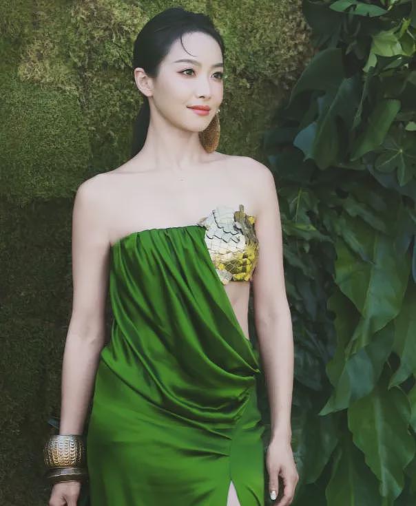 VOGUE沙滩红毯：佟丽娅裙摆湿了，钟楚曦泳装上阵，易梦玲抢镜（组图） - 3