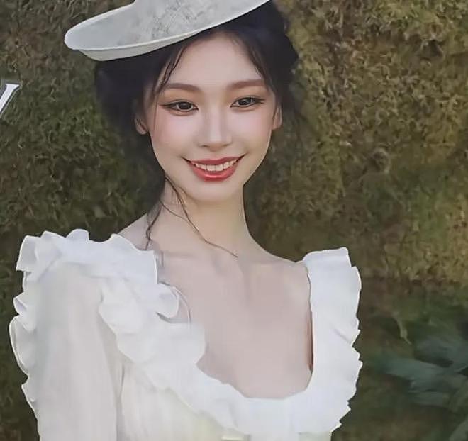 VOGUE沙滩红毯：佟丽娅裙摆湿了，钟楚曦泳装上阵，易梦玲抢镜（组图） - 12