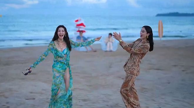 VOGUE沙滩红毯：佟丽娅裙摆湿了，钟楚曦泳装上阵，易梦玲抢镜（组图） - 25