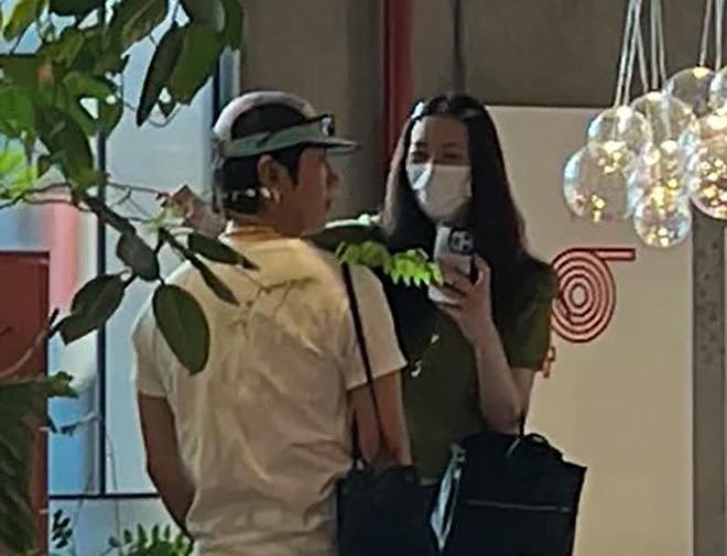 太甜了!井柏然刘雯约会被偶遇,两人十指相扣,刘雯178cm腿好长(组图) - 6