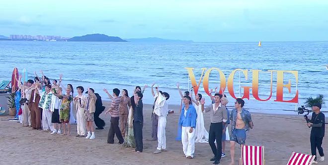 VOGUE沙滩红毯：佟丽娅裙摆湿了，钟楚曦泳装上阵，易梦玲抢镜（组图） - 26