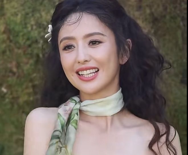 VOGUE沙滩红毯：佟丽娅裙摆湿了，钟楚曦泳装上阵，易梦玲抢镜（组图） - 14