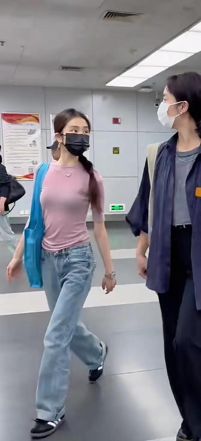19岁黄多多留学归来,穿紧身衣又美又瘦真洋气,个子比妈妈矮太多(组图) - 1