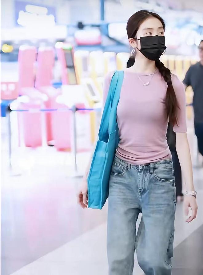 19岁黄多多留学归来,穿紧身衣又美又瘦真洋气,个子比妈妈矮太多(组图) - 9