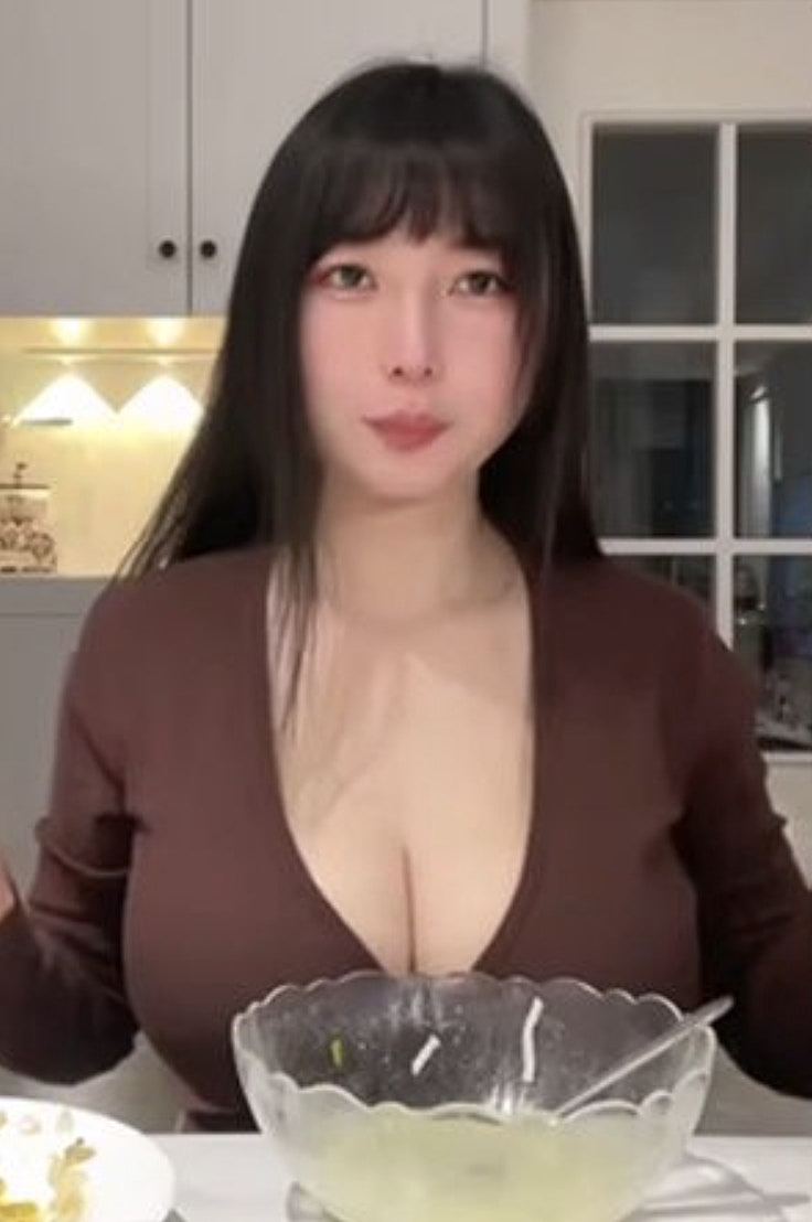 内地巨乳网红直播做菜“不慎”露点2秒，帐号遭封锁网民反应两极（组图） - 3