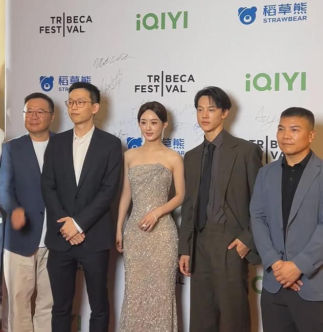 赵丽颖亮相国外电影节,合照背景显寒酸,被质疑又是男友给的资源(组图) - 6