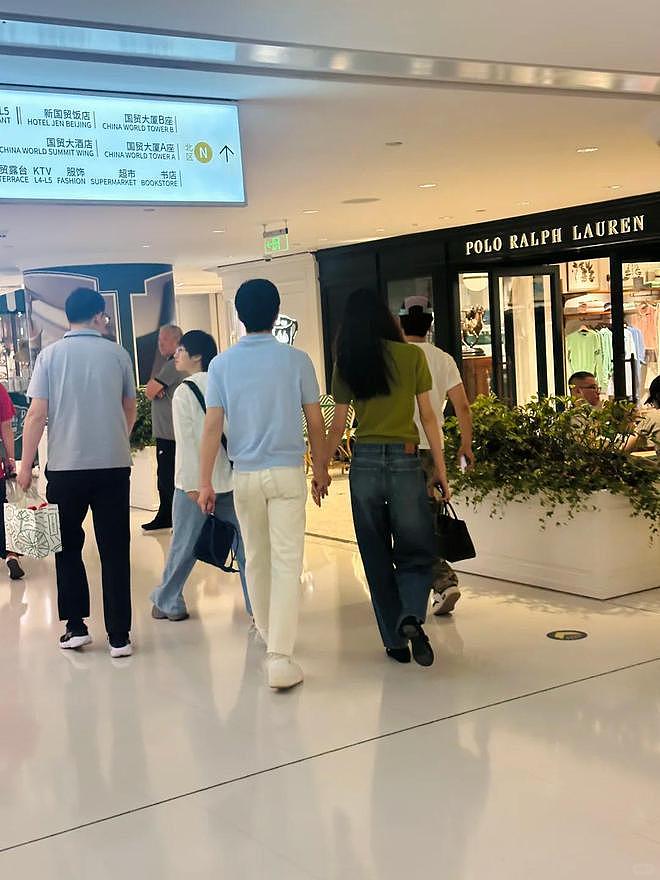 太甜了!井柏然刘雯约会被偶遇,两人十指相扣,刘雯178cm腿好长(组图) - 3