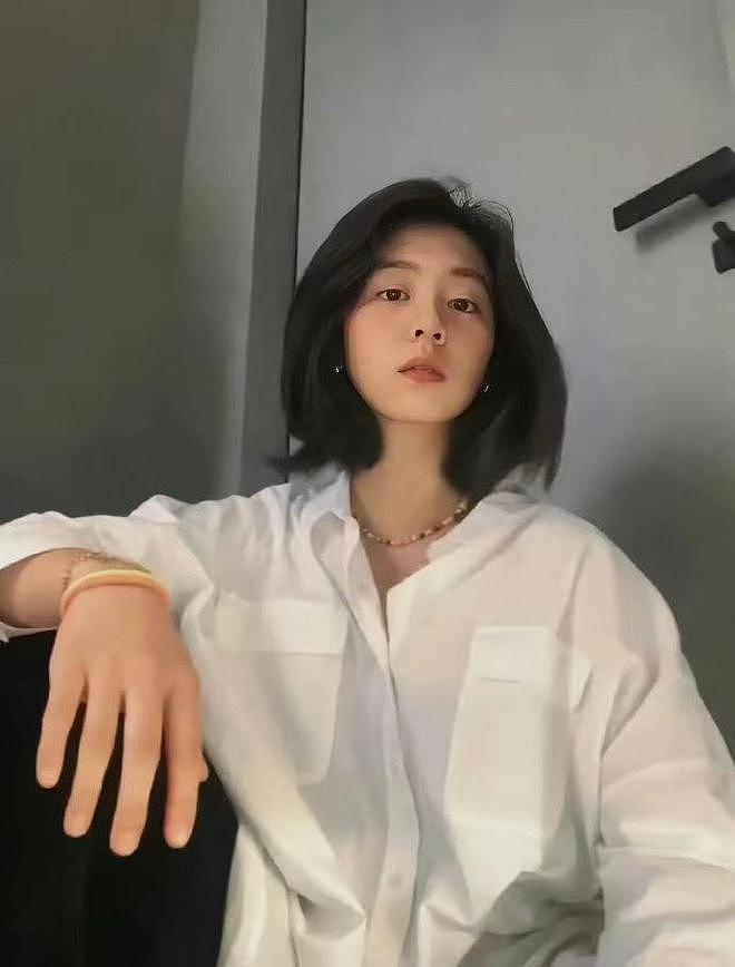 19岁黄多多拍摄生活照，忧郁文艺气质明显，越来越漂亮了（组图） - 8
