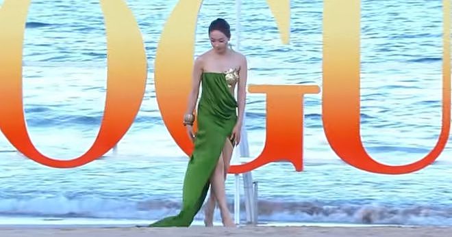 VOGUE沙滩红毯：佟丽娅裙摆湿了，钟楚曦泳装上阵，易梦玲抢镜（组图） - 4