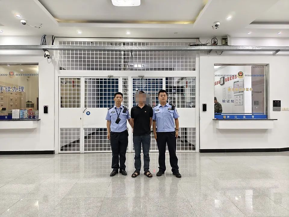男子喝3斤白酒后开“智驾”上高速竟睡着!警方破窗施救还被抱怨声音太大(图) - 1