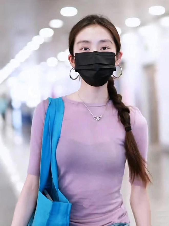 19岁黄多多留学归来,穿紧身衣又美又瘦真洋气,个子比妈妈矮太多(组图) - 8