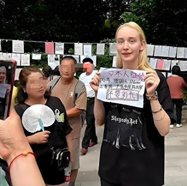 不要车房，不要彩礼！外国姑娘扎堆中国相亲角，网友：别抢我们的男人，滚出去（组图） - 1