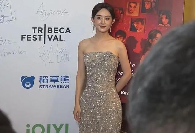 赵丽颖亮相国外电影节,合照背景显寒酸,被质疑又是男友给的资源(组图) - 5