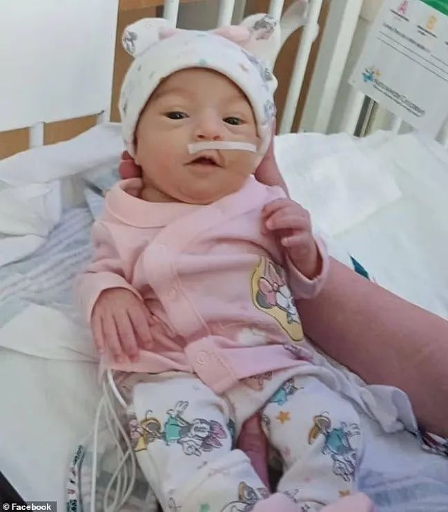 护士把婴儿身上连着的线随手揣兜，结果一转身忘了！婴儿被直接拽落地面，悲剧...（组图） - 1