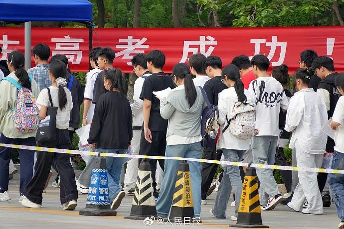 热搜爆了！2025年中国高考作文题出炉！全国一卷三则材料均与抗战有关（组图） - 2