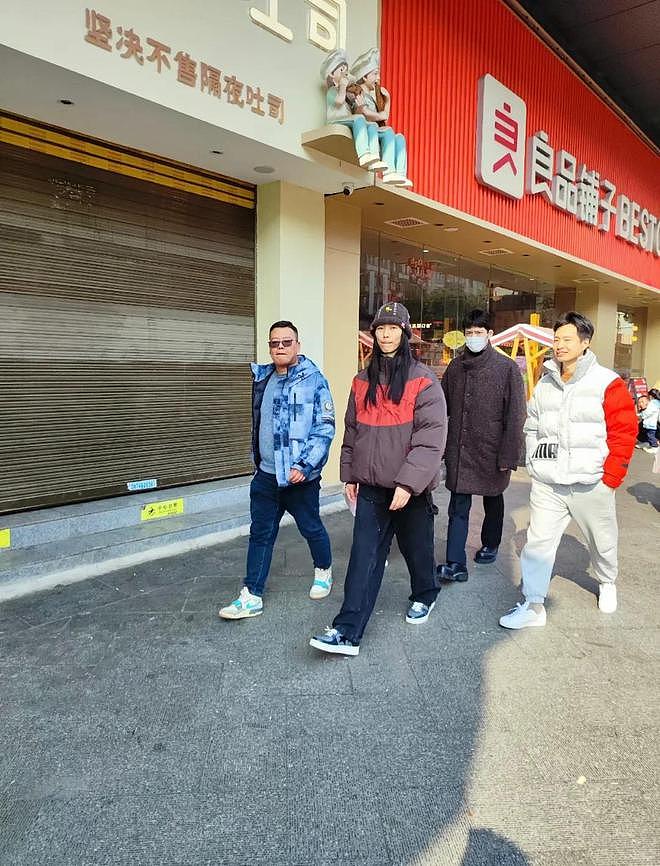 太甜了!井柏然刘雯约会被偶遇,两人十指相扣,刘雯178cm腿好长(组图) - 12