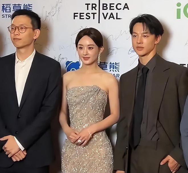 赵丽颖亮相国外电影节,合照背景显寒酸,被质疑又是男友给的资源(组图) - 7