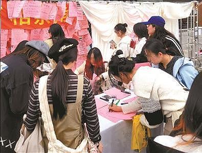 不要车房，不要彩礼！外国姑娘扎堆中国相亲角，网友：别抢我们的男人，滚出去（组图） - 15