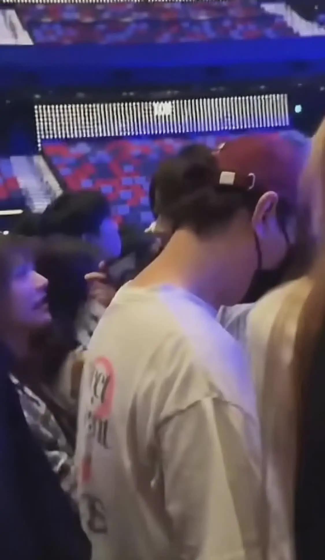 王思聪澳门看权志龙演唱会，携10名美女包vvip，实力有限只能坐第二排（组图） - 12