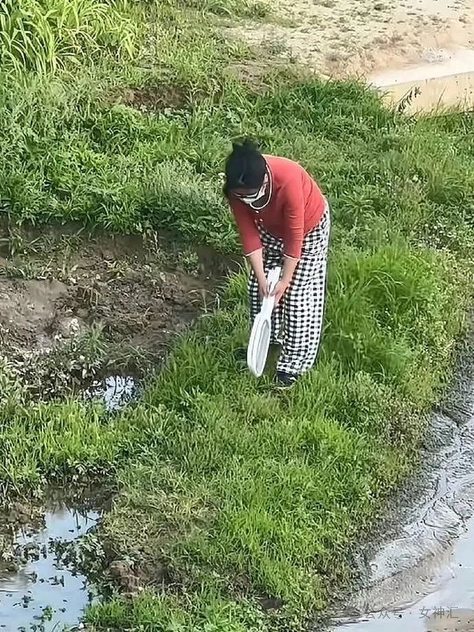 【爆笑】巴黎世家售价4500的半身裙被骂上热搜？网友无语：这确定不是男士内裤？（组图） - 19