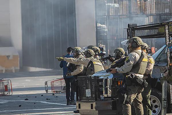 洛杉矶一地爆发冲突!执法人员动用“催泪瓦斯和震爆弹”,特朗普已部署2000名警卫队员(组图) - 1