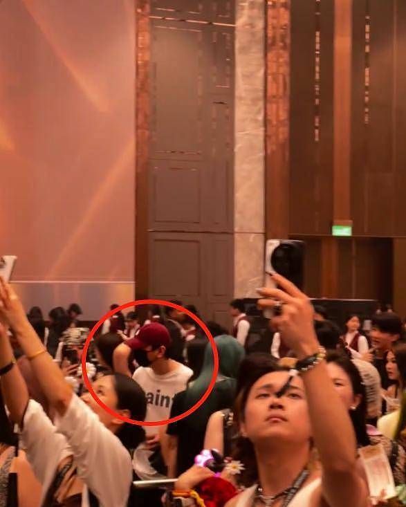 王思聪澳门看权志龙演唱会，携10名美女包vvip，实力有限只能坐第二排（组图） - 1