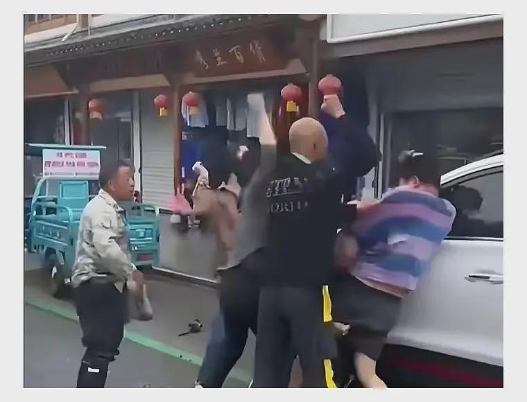 安徽5人围殴游客后续：处罚惹非议，饭店被曝光，网友发话让其倒闭（组图） - 3