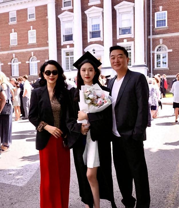 孙俪水晶婚发文：愿在上海呆到老，疑似间接回应移民英国传闻，此前多次现身英国（组图） - 28