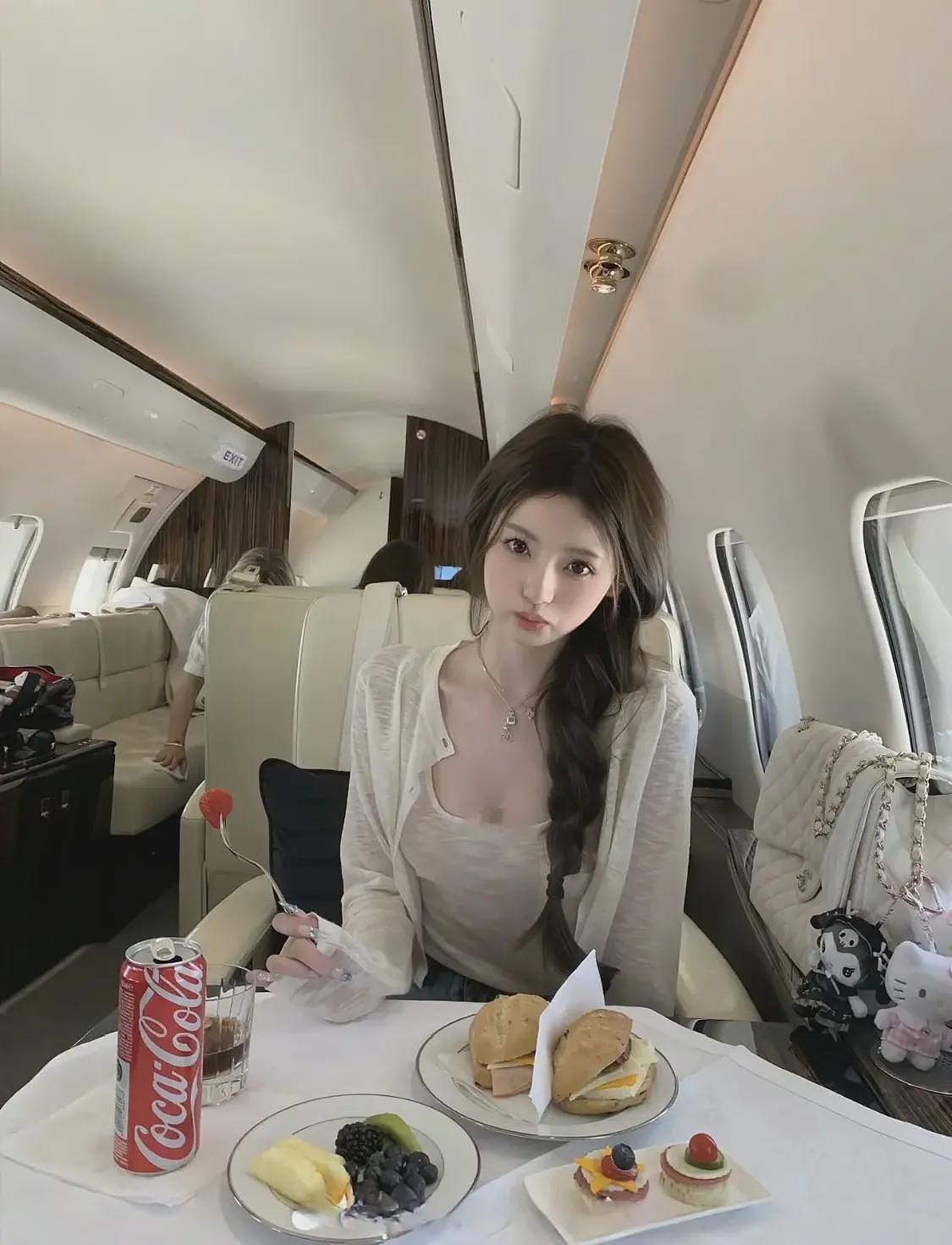 王思聪澳门看权志龙演唱会，携10名美女包vvip，实力有限只能坐第二排（组图） - 8