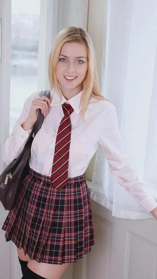 【美女】捷克纯欲女神，清纯脸蛋+禁忌演出，反差感拉满（组图） - 6