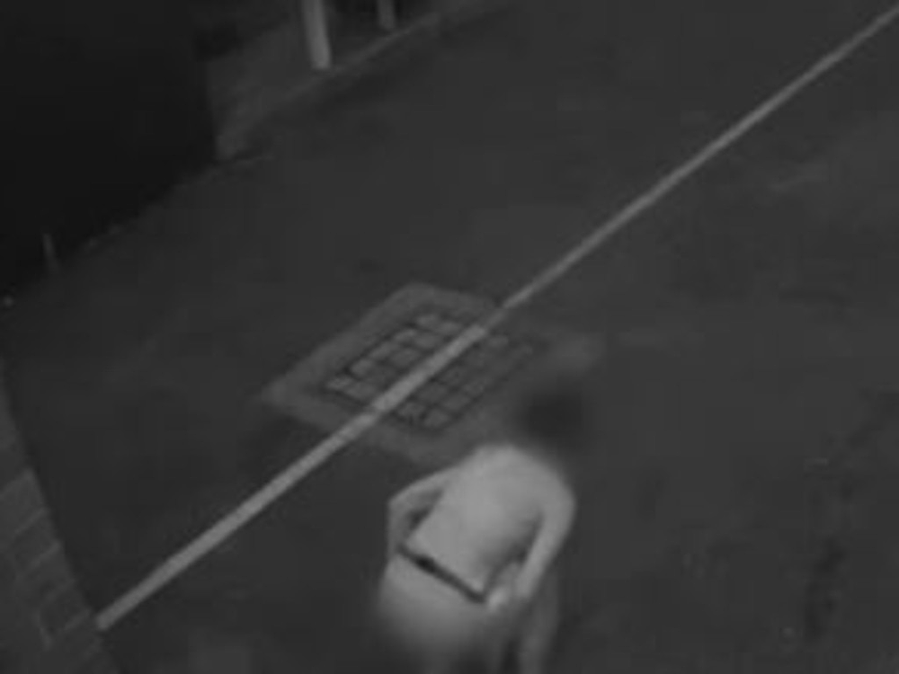 真恶心！澳洲神秘女4次在一诊所门口拉屎，屁股都不擦就走（组图） - 7