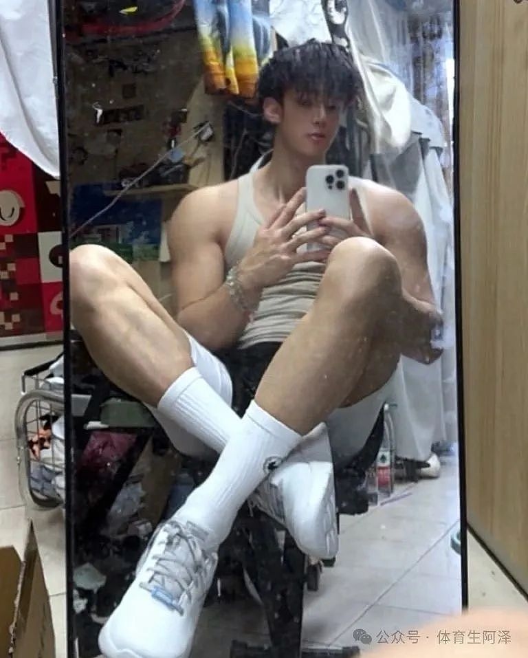 【帅哥】195猛男黑皮体育生，粗腿大包特别诱人，星巴克打桩超持久...（组图） - 5