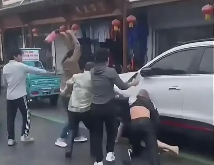 游客因停车被多人殴打，当地通报：3人被拘，县公安局副局长等5名公职人员被追责（组图） - 1