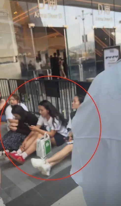 王思聪澳门看权志龙演唱会，携10名美女包vvip，实力有限只能坐第二排（组图） - 4
