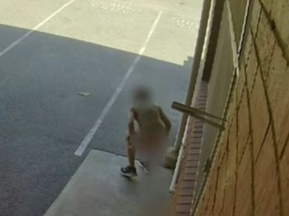 真恶心！澳洲神秘女4次在一诊所门口拉屎，屁股都不擦就走（组图） - 3