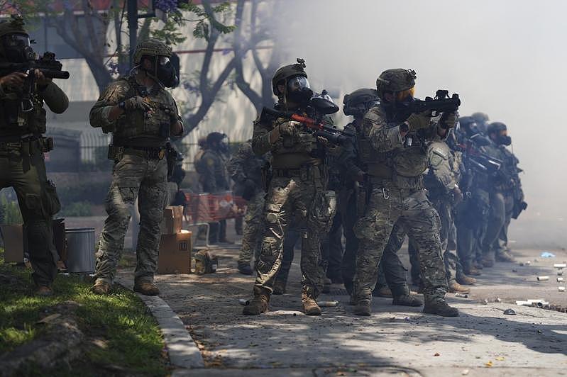 川普派兵镇压洛杉矶抗议，2000国民兵将进驻，非法移民扫荡冲突升温（图） - 1
