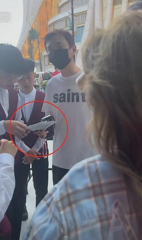 王思聪澳门看权志龙演唱会，携10名美女包vvip，实力有限只能坐第二排（组图） - 5