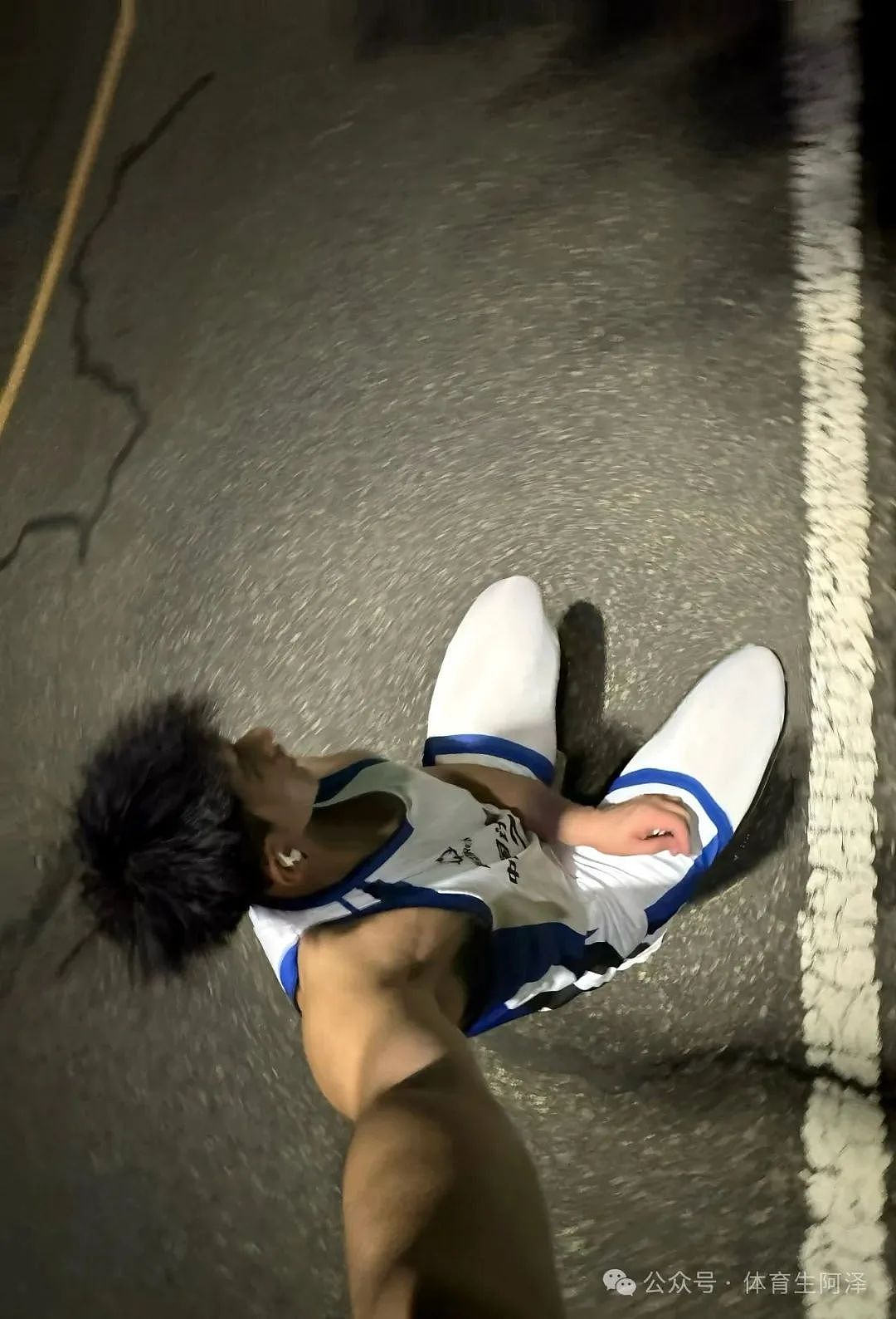 【帅哥】195猛男黑皮体育生，粗腿大包特别诱人，星巴克打桩超持久...（组图） - 8