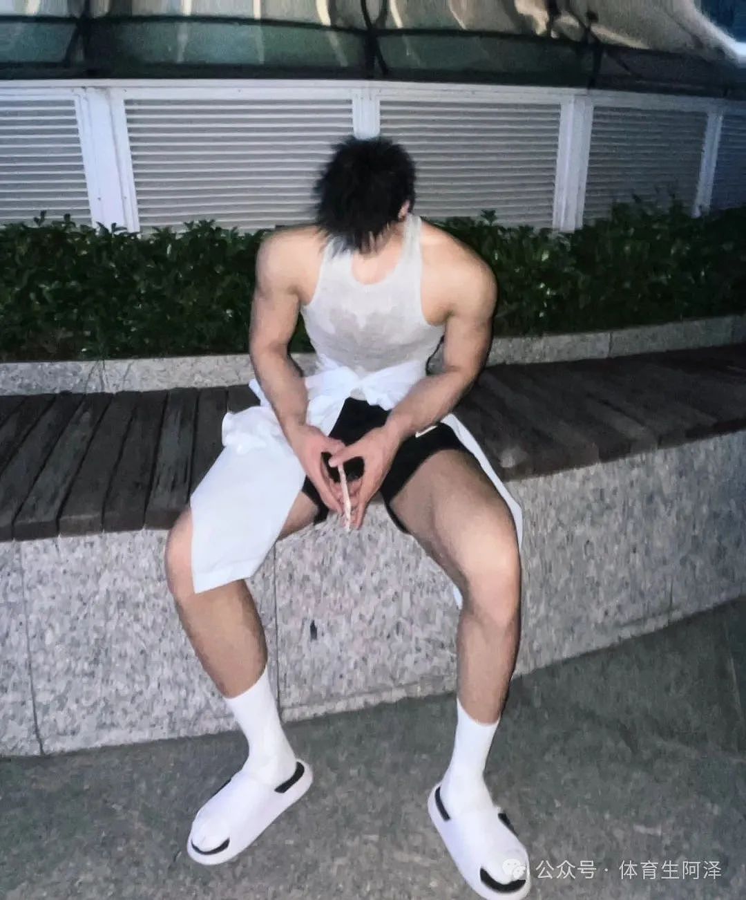 【帅哥】195猛男黑皮体育生，粗腿大包特别诱人，星巴克打桩超持久...（组图） - 4