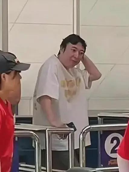 王思聪澳门看权志龙演唱会，携10名美女包vvip，实力有限只能坐第二排（组图） - 15